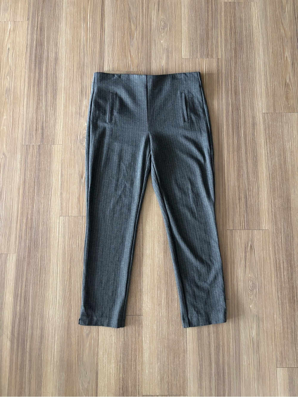 Chico’s Pants Crop Gray Stripe Pull On Stretch Womens Size 1/8 Office Classic